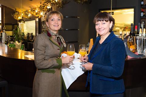 Foto: Impulsgeberin Ulrike Retter mit Gastgeberin Herta Stockbauer beim CSR-Frühstück in Graz